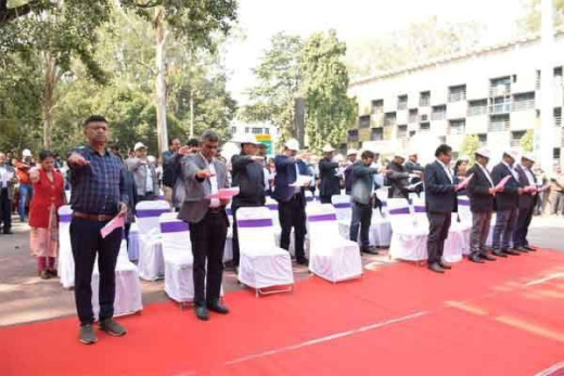 सीसीएल में संविधान दिवस पर ली गई प्रस्तावना की शपथ